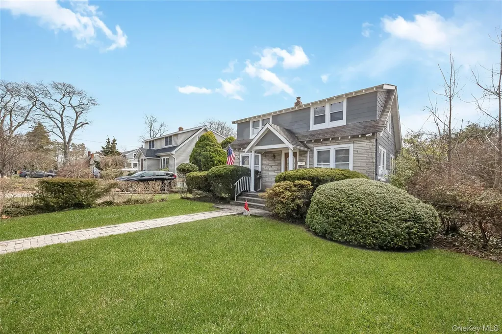 24 Bay 3rd Islip NY 11751