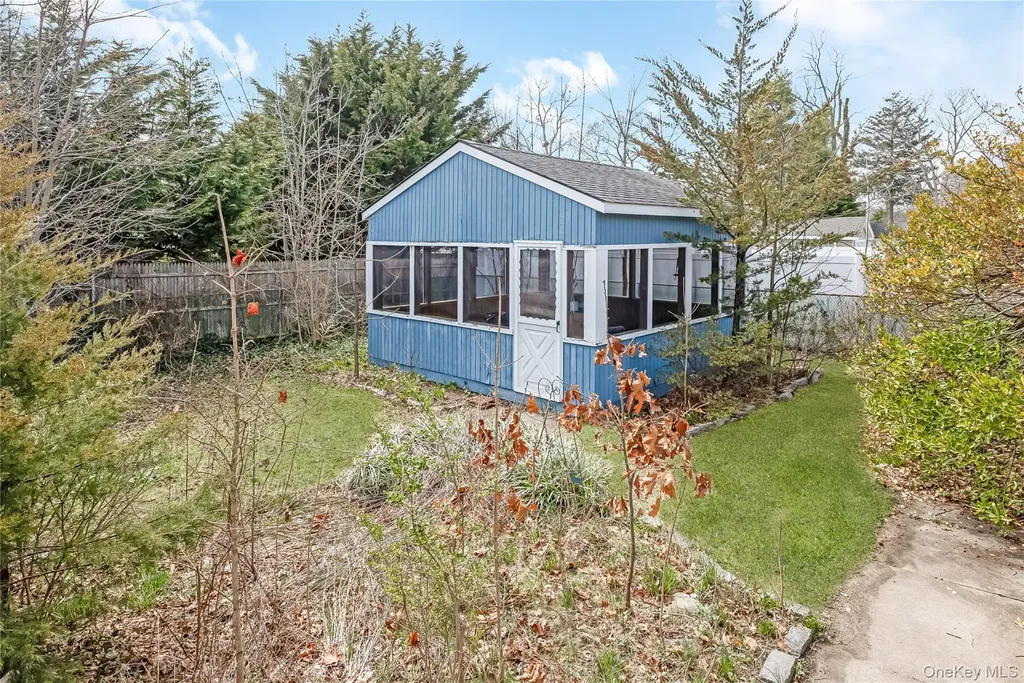 24 Bay 3rd Islip NY 11751