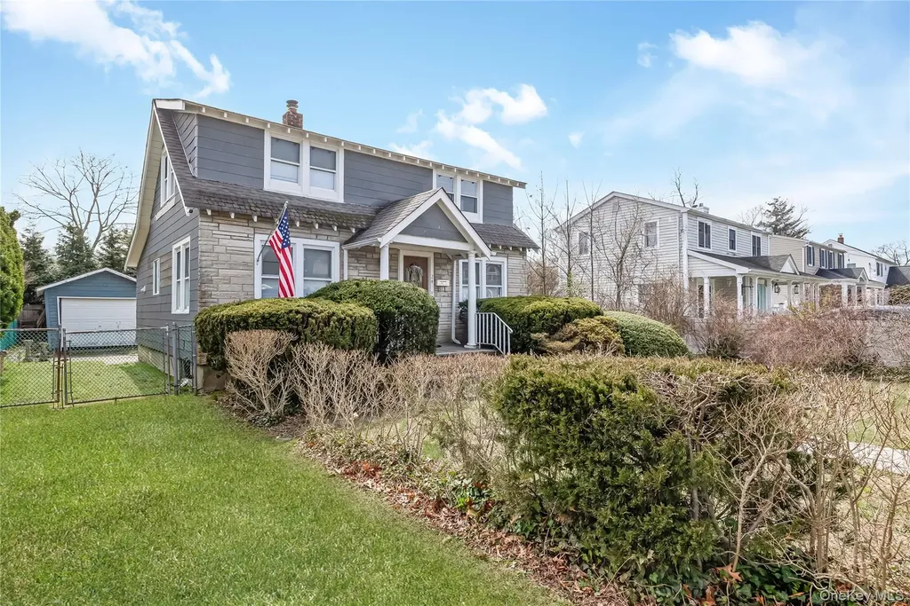 24 Bay 3rd Islip NY 11751