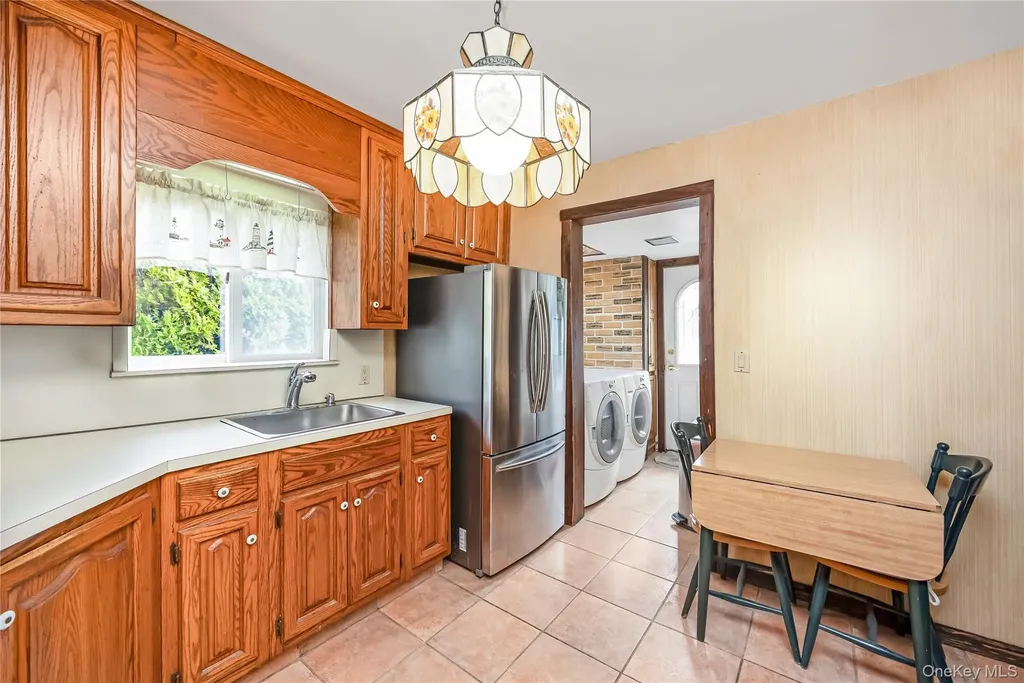 24 Bay 3rd Islip NY 11751