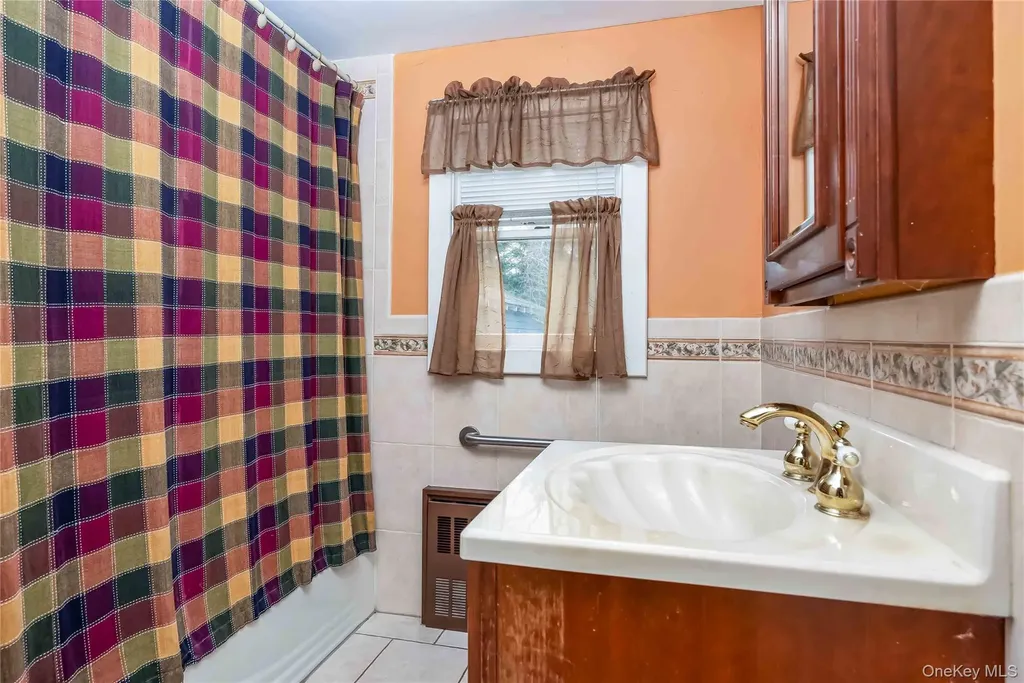 24 Bay 3rd Islip NY 11751