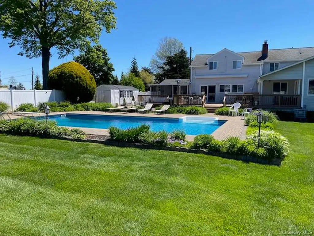 8 Hewitt Drive Northport NY 11768