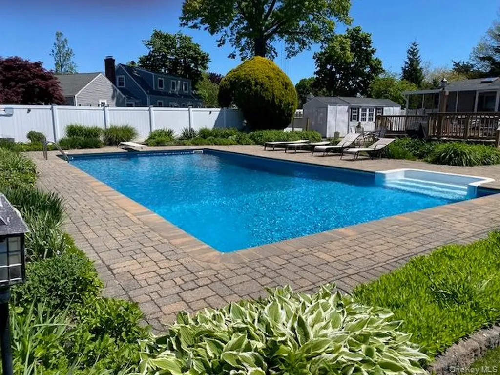 8 Hewitt Drive Northport NY 11768