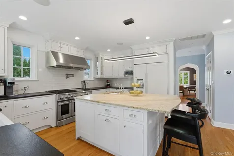 42 Mulberry Lane New Rochelle NY 10804