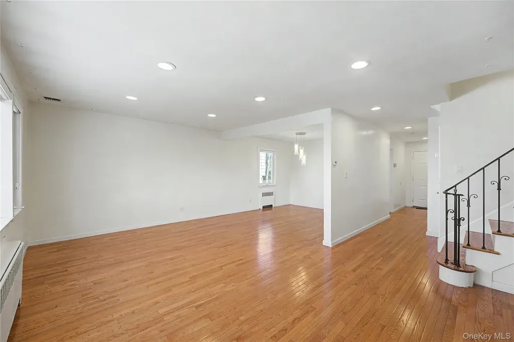567 Oxford Road Cedarhurst NY 11516