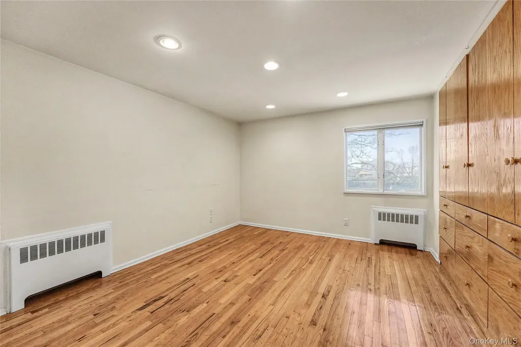 567 Oxford Road Cedarhurst NY 11516