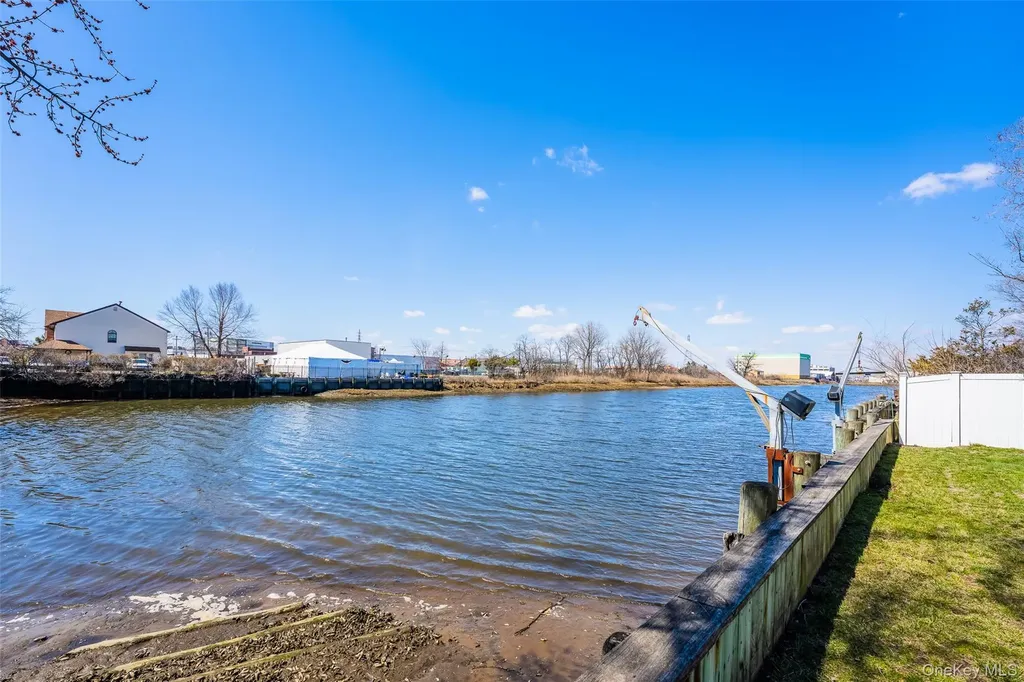 567 Oxford Road Cedarhurst NY 11516