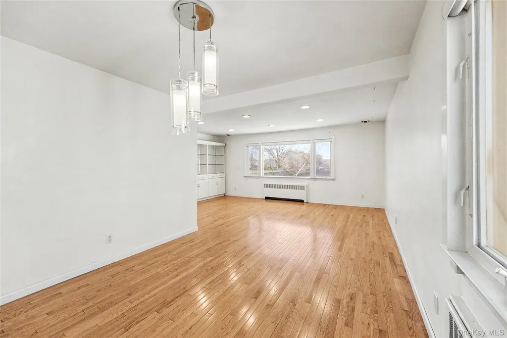 567 Oxford Road Cedarhurst NY 11516