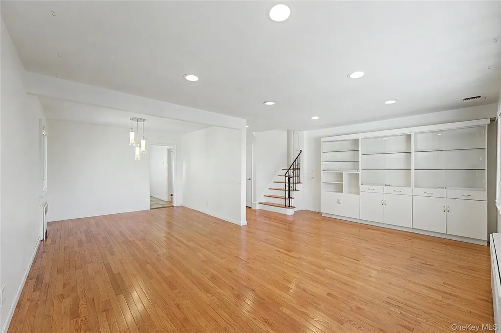 567 Oxford Road Cedarhurst NY 11516