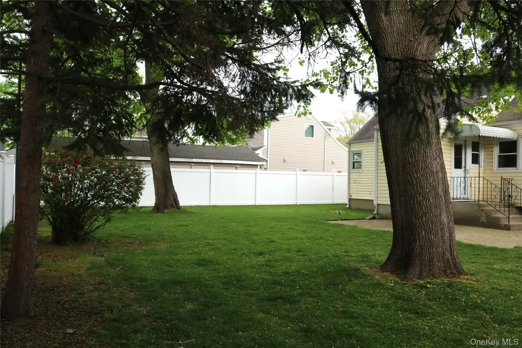 8 Garden Place Merrick NY 11566