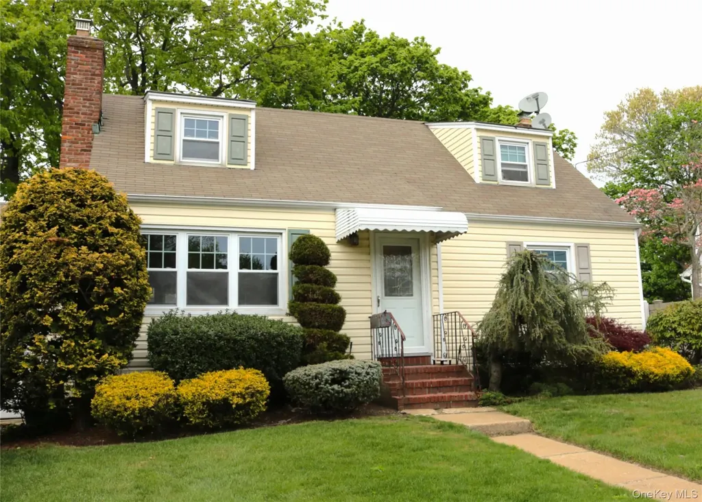 8 Garden Place Merrick NY 11566