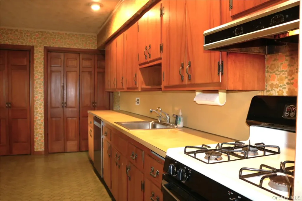 8 Garden Place Merrick NY 11566