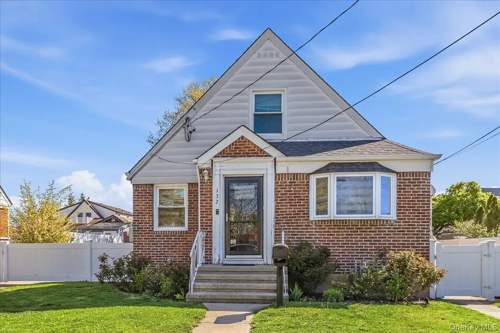 132 Wardwell Road Mineola NY 11501