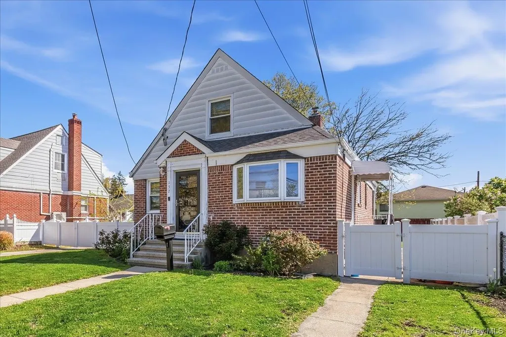 132 Wardwell Road Mineola NY 11501