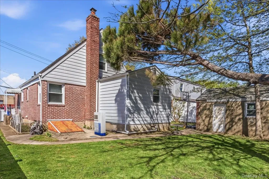 132 Wardwell Road Mineola NY 11501