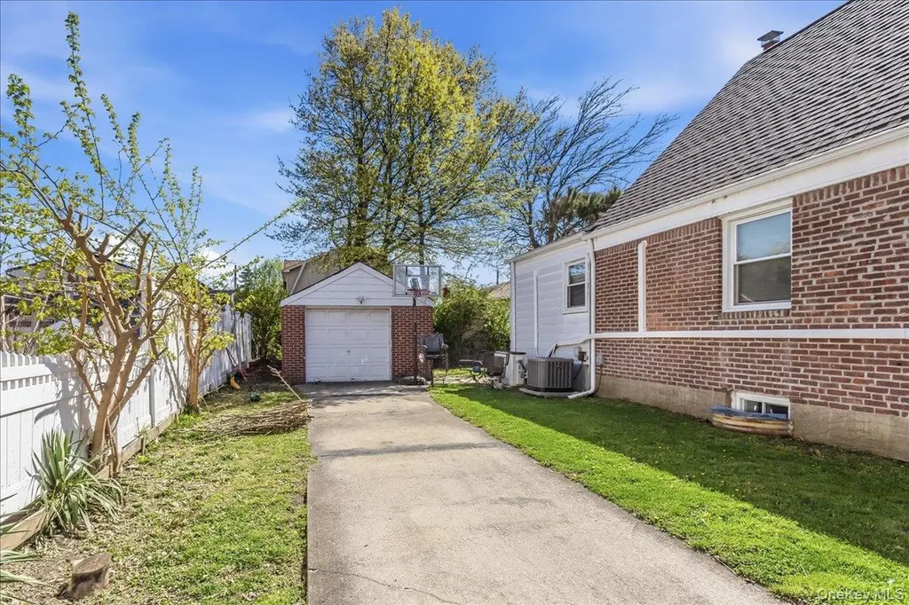 132 Wardwell Road Mineola NY 11501