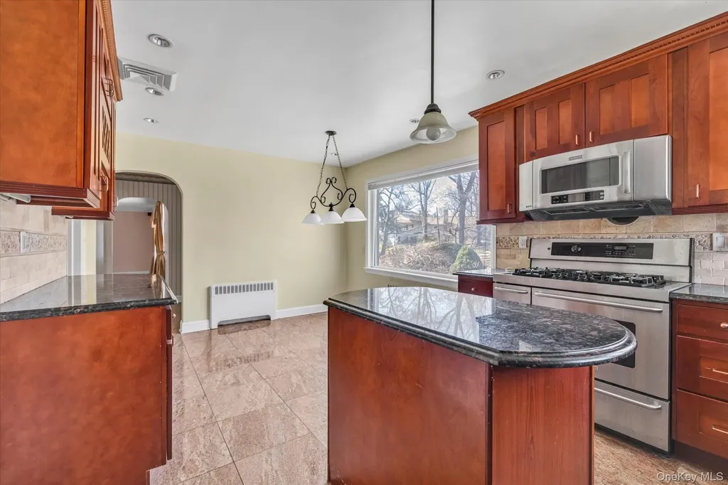 49 The Birches Roslyn NY 11576