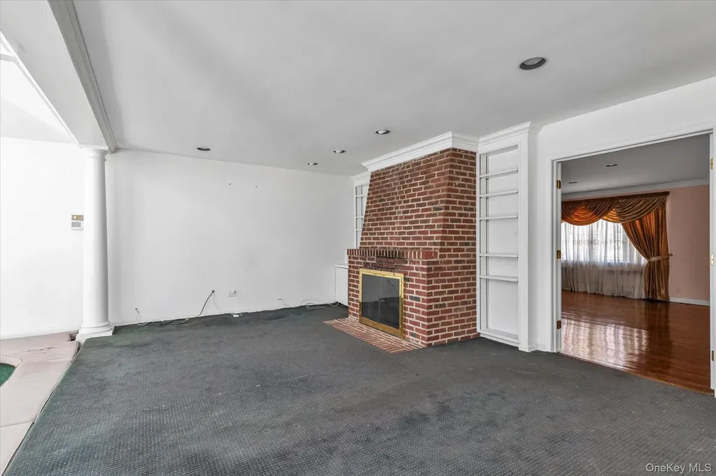 49 The Birches Roslyn NY 11576
