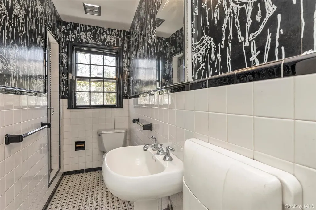 49 The Birches Roslyn NY 11576