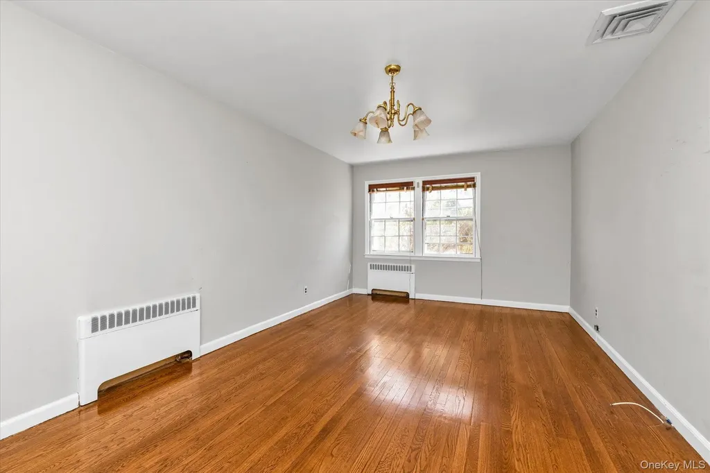 49 The Birches Roslyn NY 11576