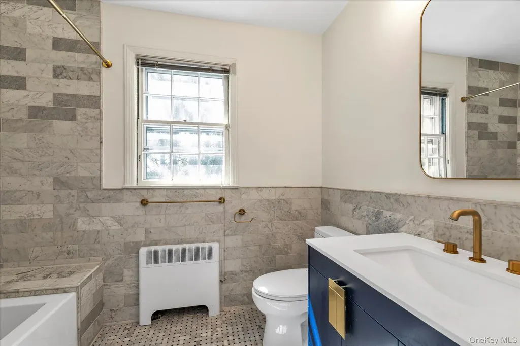49 The Birches Roslyn NY 11576