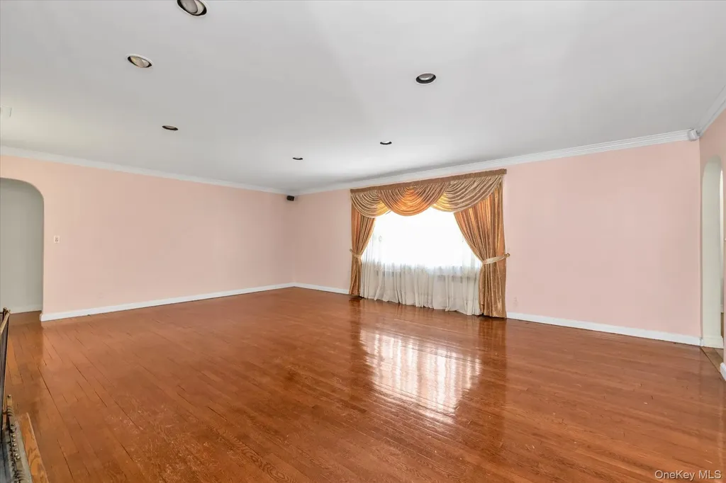 49 The Birches Roslyn NY 11576