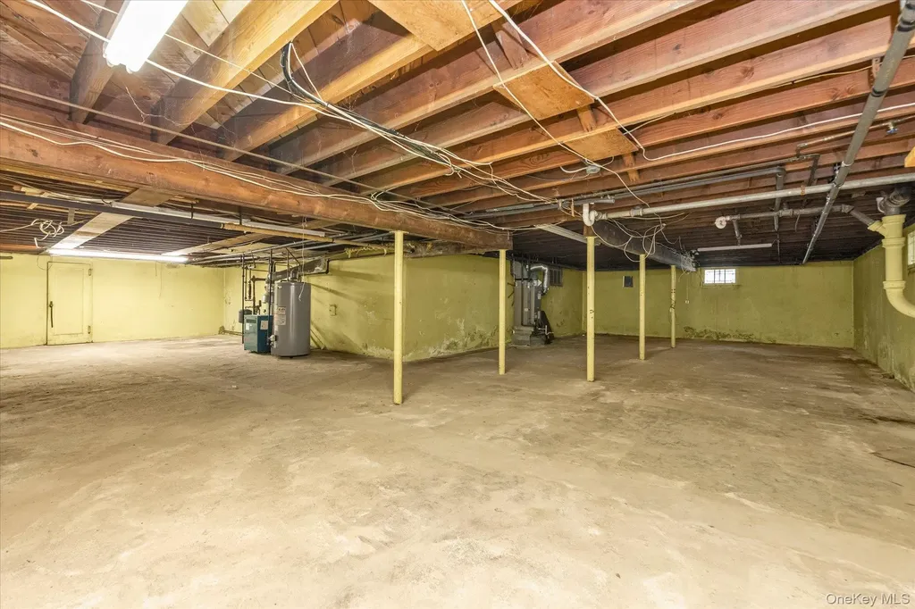 49 The Birches Roslyn NY 11576