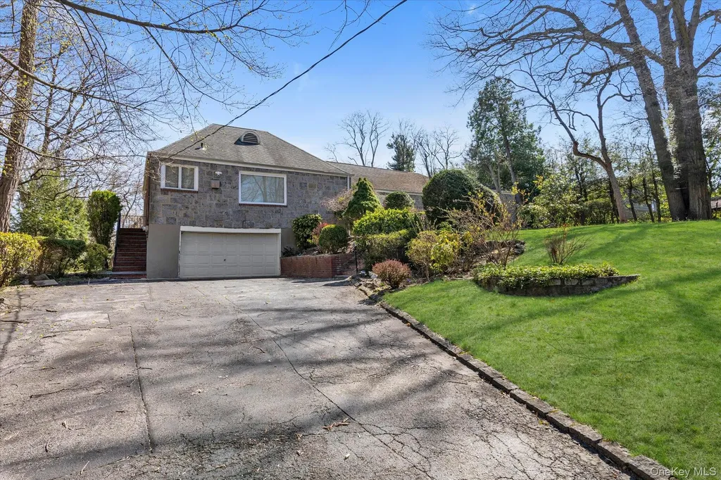 49 The Birches Roslyn NY 11576