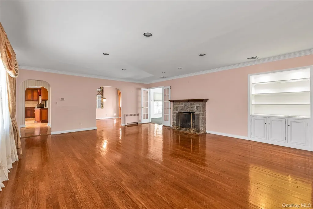 49 The Birches Roslyn NY 11576