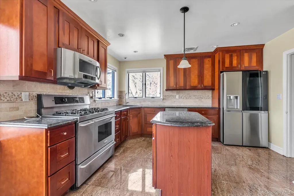 49 The Birches Roslyn NY 11576