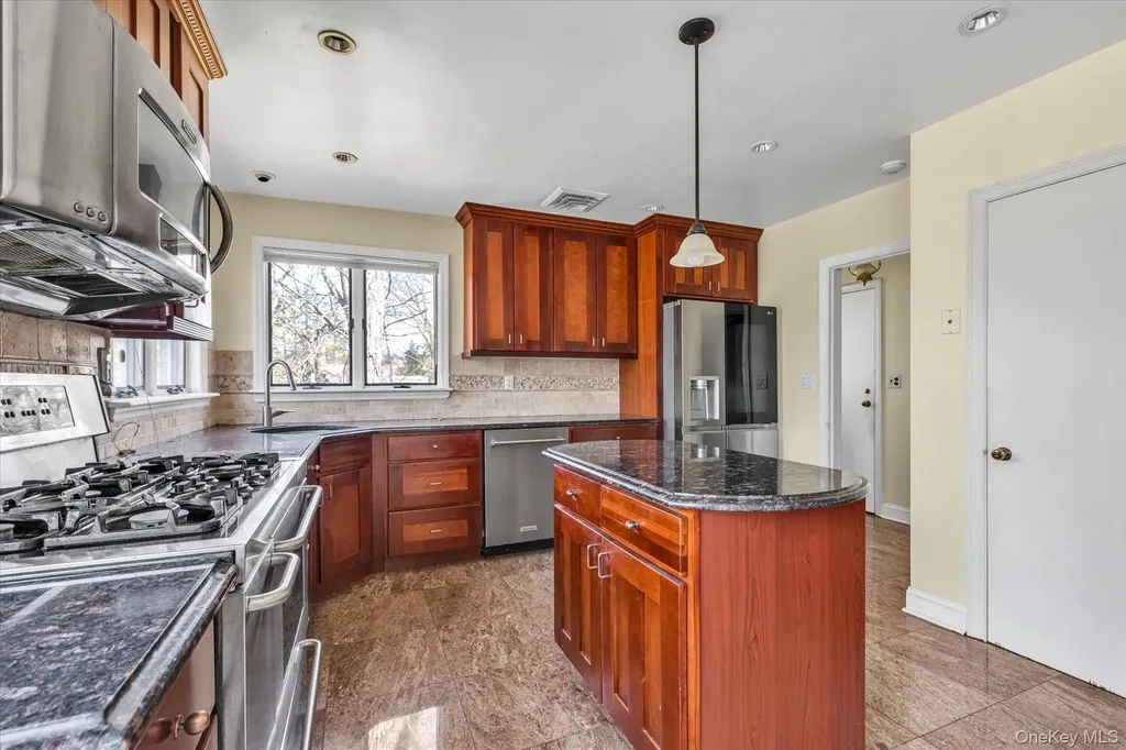 49 The Birches Roslyn NY 11576