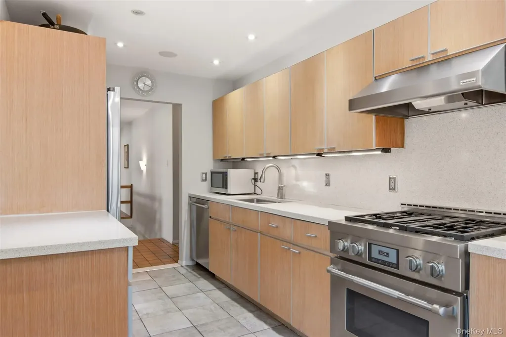6 Laurel Way Sea Cliff NY 11579