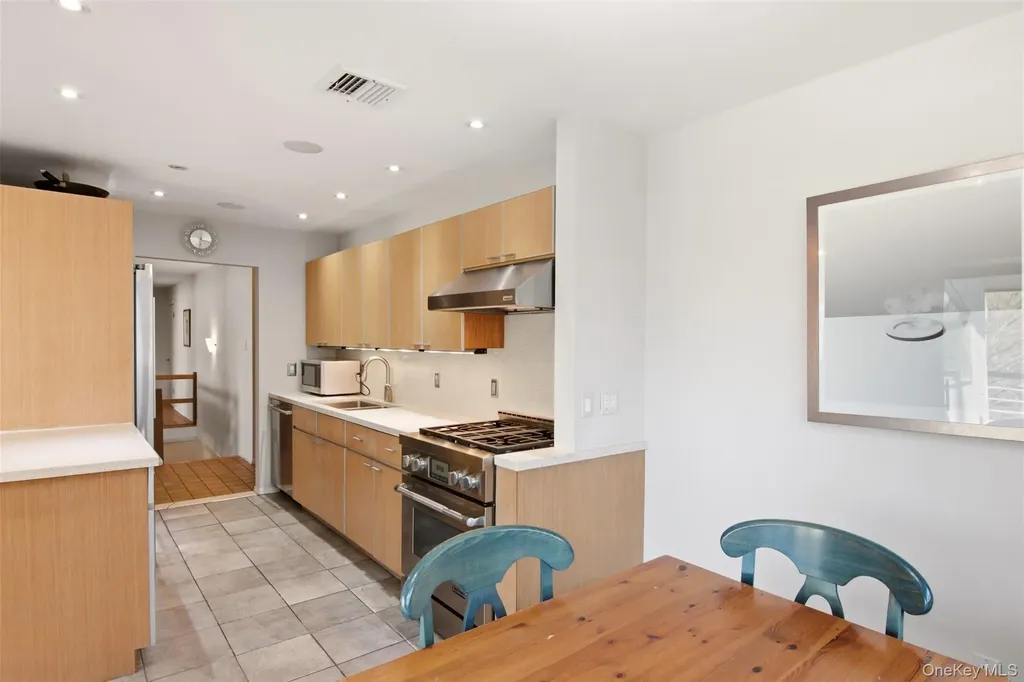 6 Laurel Way Sea Cliff NY 11579