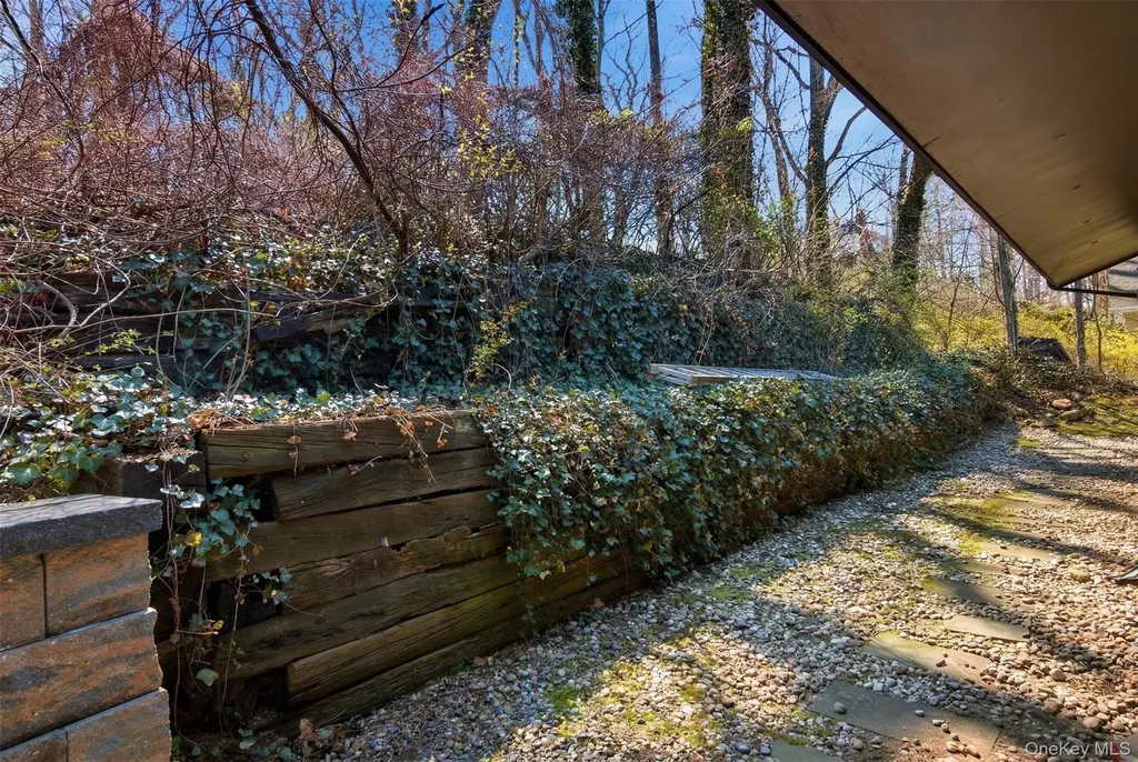 6 Laurel Way Sea Cliff NY 11579