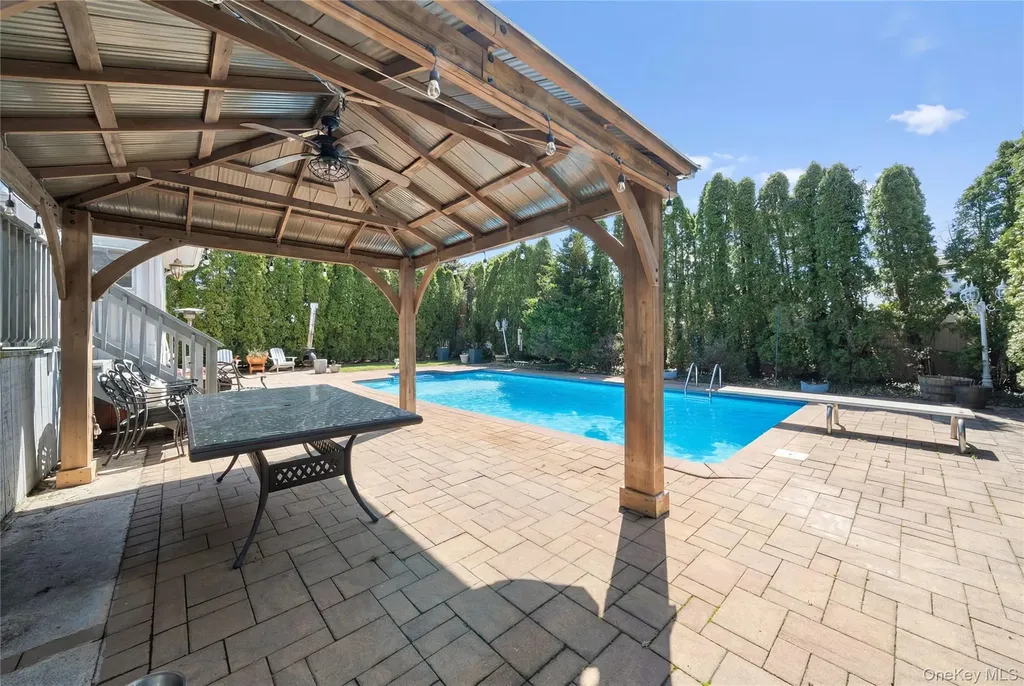 32 46th Street Islip NY 11751