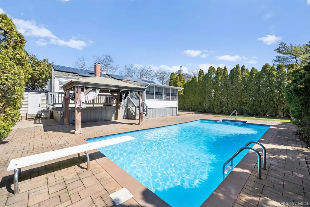 32 46th Street Islip NY 11751