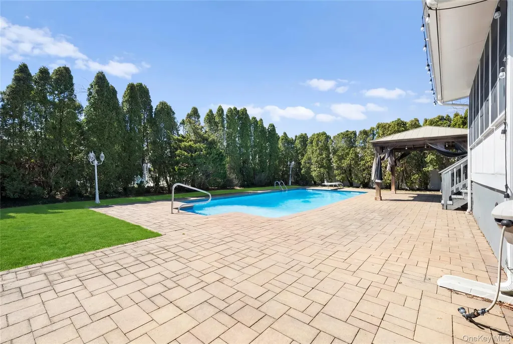 32 46th Street Islip NY 11751
