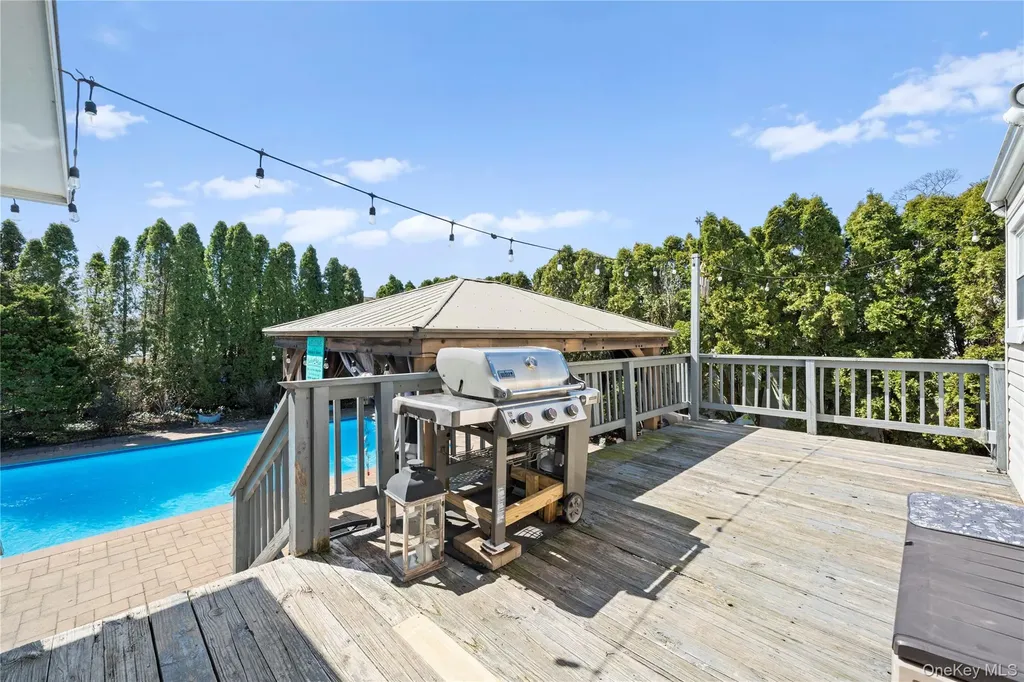 32 46th Street Islip NY 11751