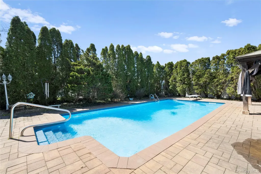 32 46th Street Islip NY 11751