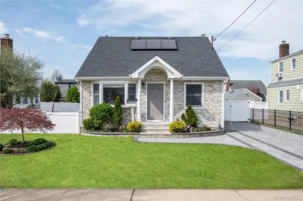 227 Columbus Parkway Mineola NY 11501