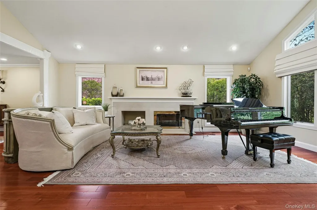 18 Aldgate Drive W Manhasset NY 11030