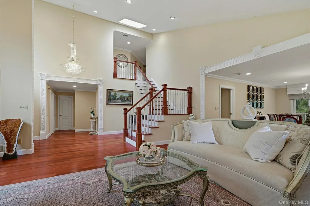 18 Aldgate Drive W Manhasset NY 11030