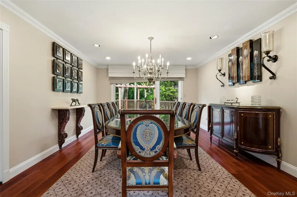18 Aldgate Drive W Manhasset NY 11030