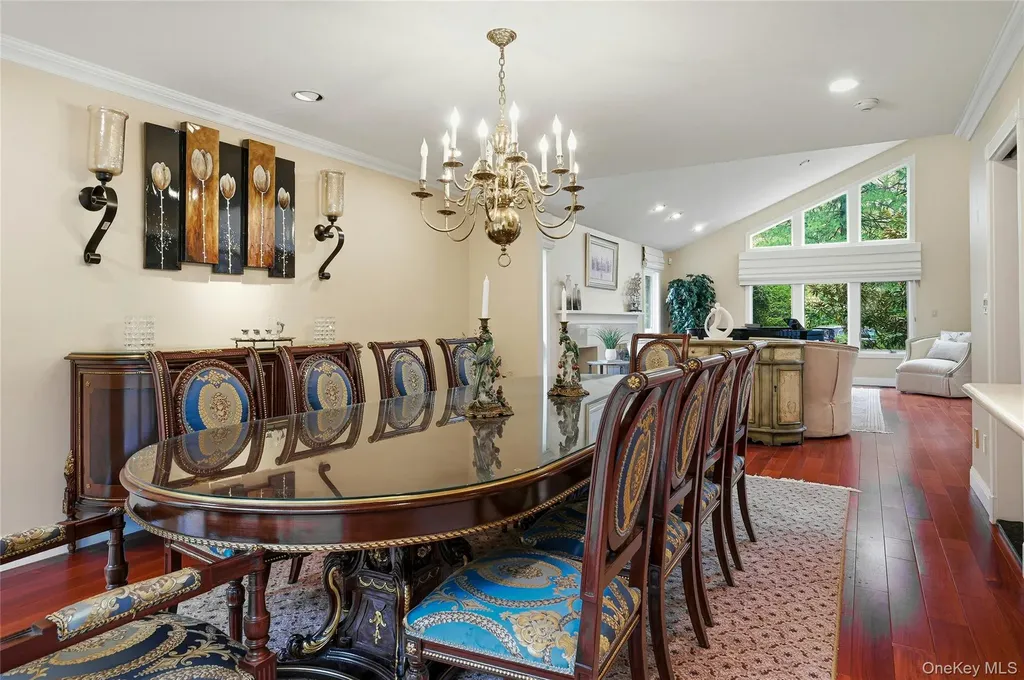 18 Aldgate Drive W Manhasset NY 11030