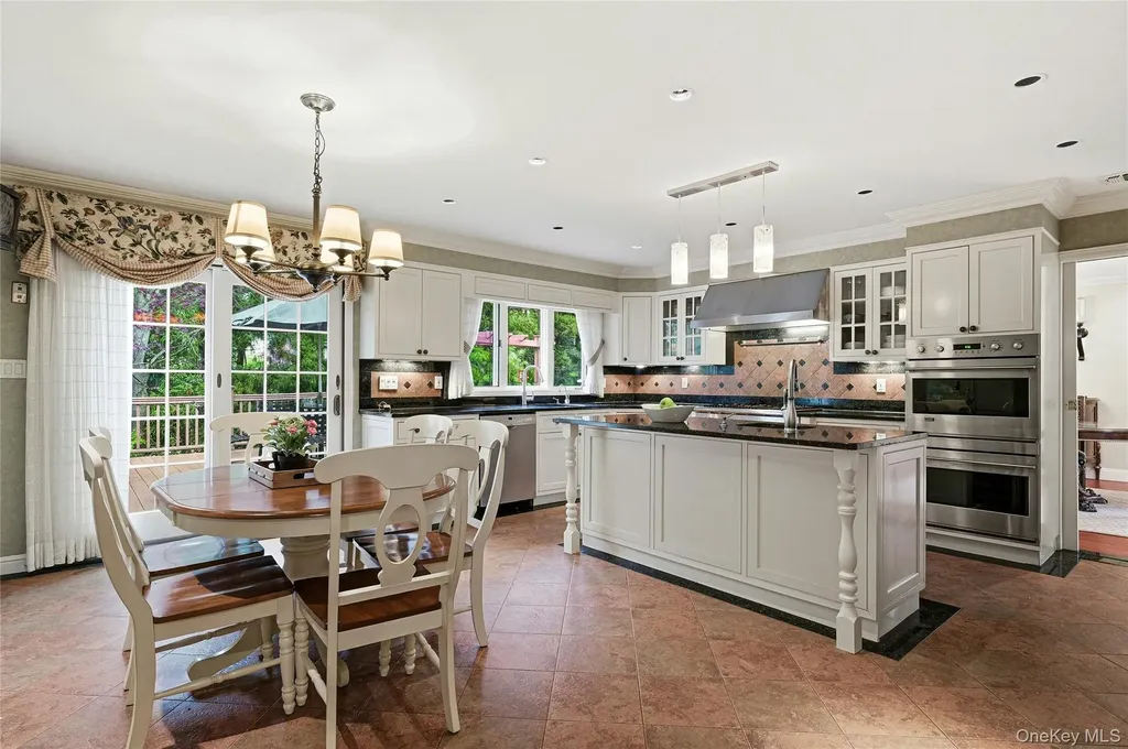 18 Aldgate Drive W Manhasset NY 11030