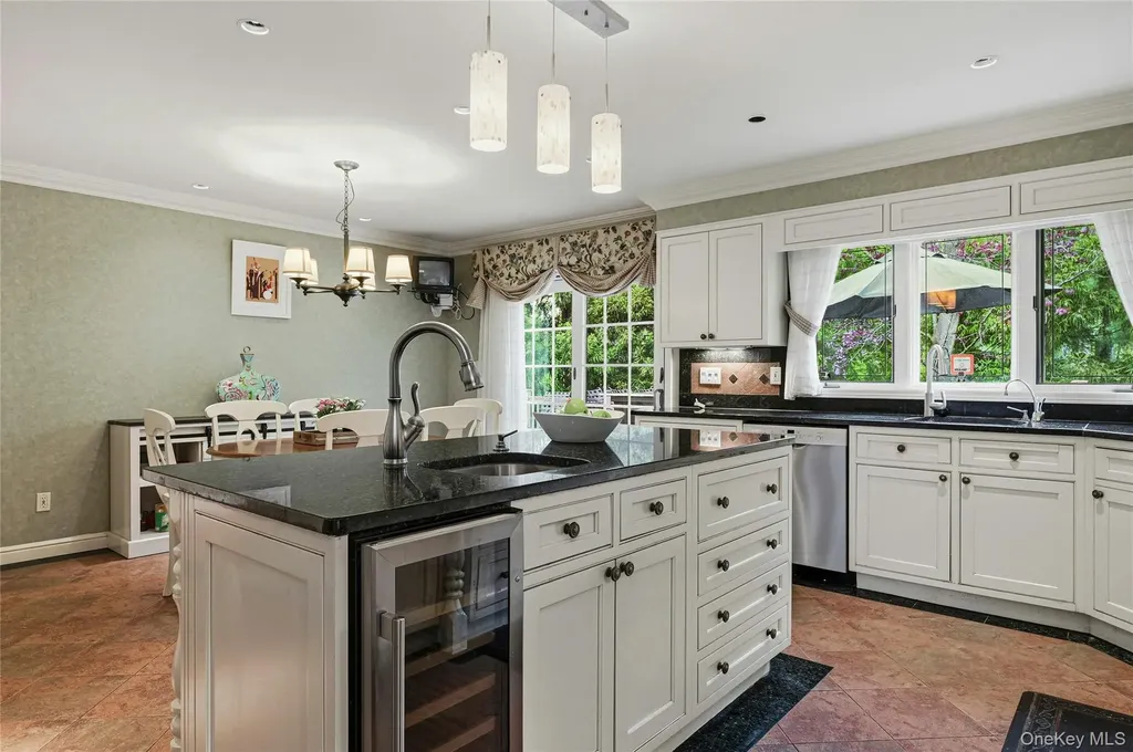 18 Aldgate Drive W Manhasset NY 11030