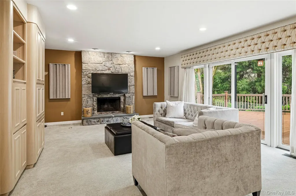 18 Aldgate Drive W Manhasset NY 11030
