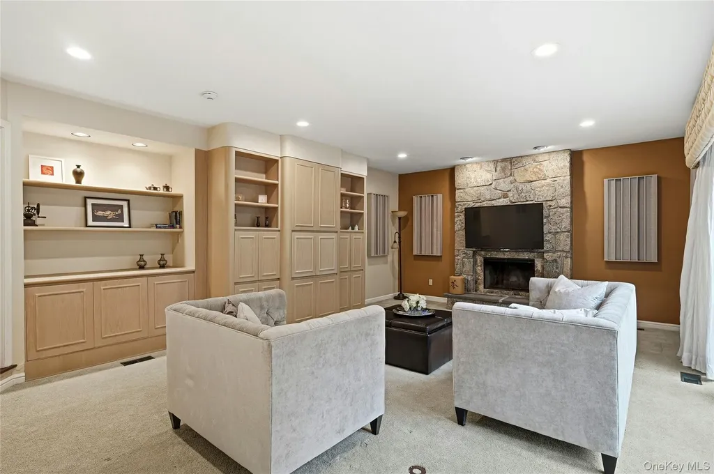18 Aldgate Drive W Manhasset NY 11030