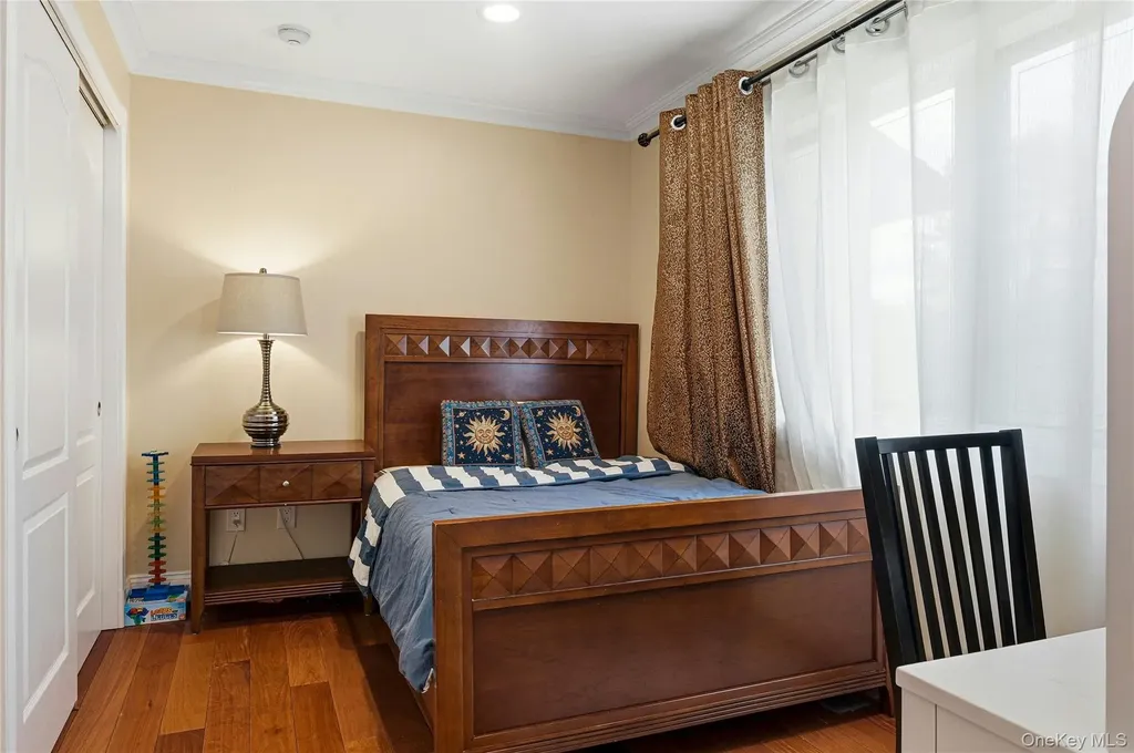 18 Aldgate Drive W Manhasset NY 11030
