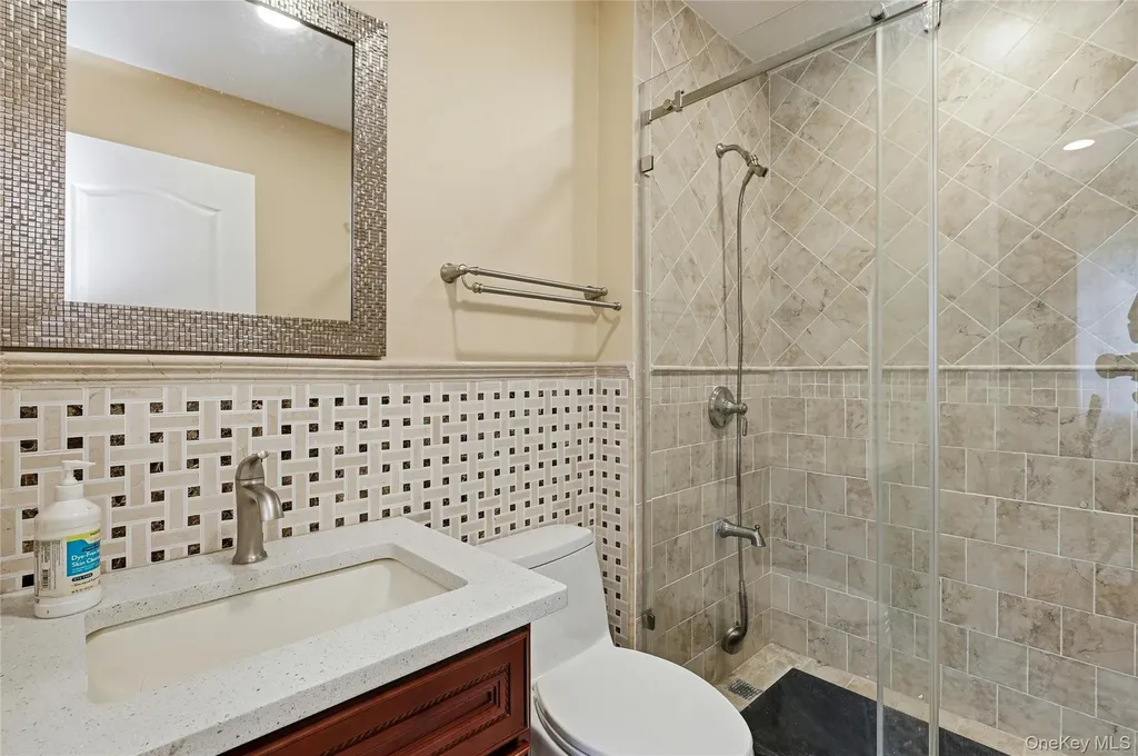 18 Aldgate Drive W Manhasset NY 11030